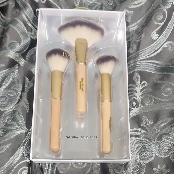 Isaac Mizrahi Other - NWT NIB Isaac Mizrahi Natural 3 Pc Make Up Brush Set Powder Fan Blush